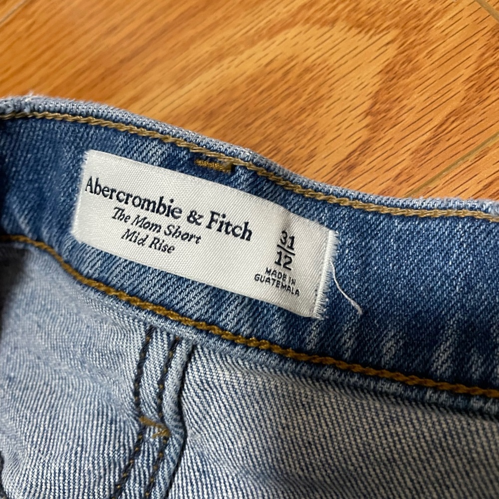 Abercrombie and Fitch Mom short mid rise size 31